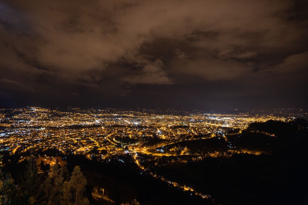Vista nocturna de la ciudad de Cuenca desde el Mirador de Turi