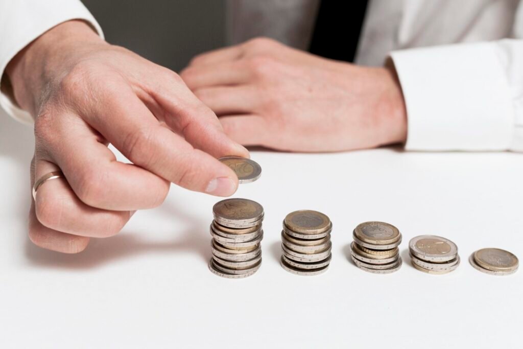 Hombre verificando el cálculo ROI con las monedas que su negocio ha generado