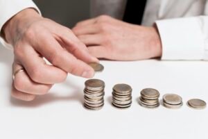 Hombre verificando el cálculo ROI con las monedas que su negocio ha generado